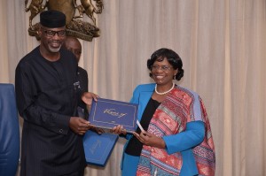 Cross River State Governor, Senator Liyel Imoke presenting a souvenir  to  UNFPA Country Representative, Ms. Ratidzai Ndhlovu, when she led a delegation of the agency on a visit to Government House, Calabar