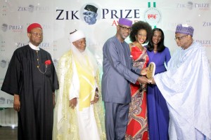 Governor Imoke receiving the Zik Award for Leadership in Lagos. He is accompanied by his wife, Mrs Obioma Imoke and the erstwhile Secretary General of Commonweath, Chief Emeka Anyaoku