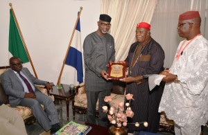 Chief F. Akpamgbo(M) presenting Award of Excellence on behalf of Association of Nze, Ozo and Chiefs in United States of America to Cross River State Governor, Senator Liyel Imoke while secretary of the Association, Dr. Dan Egeonigwe (R) and Deputy Governor, Mr. Efiok Cobham watched in Government House, Calabar, yesterday