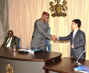 Cross River State Governor, Sen Liyel Imoke congratulating MD CGC (Nig) Ltd Mr. Ye Seijium for emerging preferred bidder for the construction of N2.6 billion Ogoja water supply project while his deputy Mr. Efiok Cobham watches in Calabar, Thursday