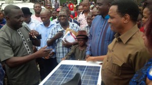 Dr. Steve Odey, SA to senator Ayade (left) and Mr. Mike Usibe (right) during the presentation of the solar powered street lights in Okuku