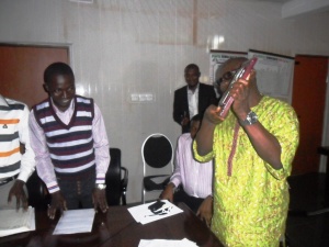 Ntufam John Okon, Cross River PDP Chairman displaying the award