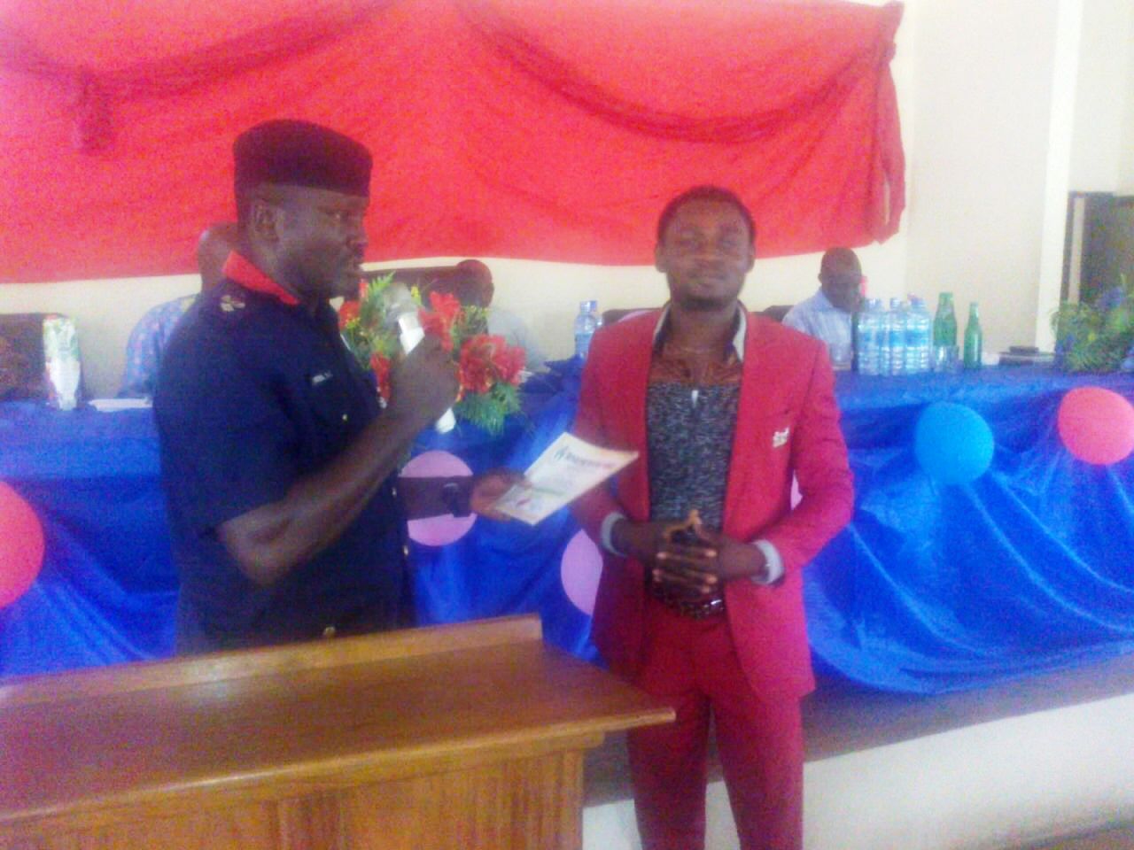 State-Commandant-National-Security-and-Civil-Defence-Corps-presenting-award-to-the-UNICEM-Host-Communities-leader