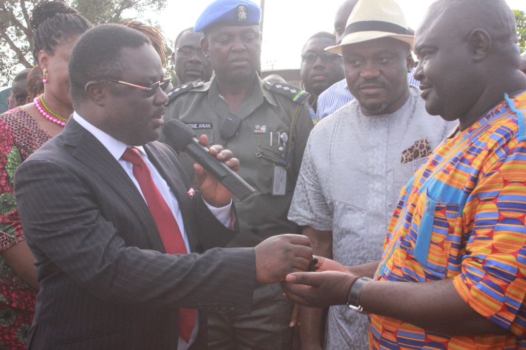 Governor Ayade handing the car key to the coordinator of the constituency office