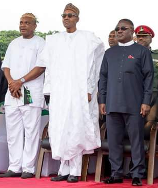 President Mohammadu Buhari (middle) flanked by Governor Ayade to the left and Chief Obono Obla to the right