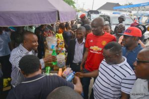 Governor Ayade purchasing groundnut at Atimbo