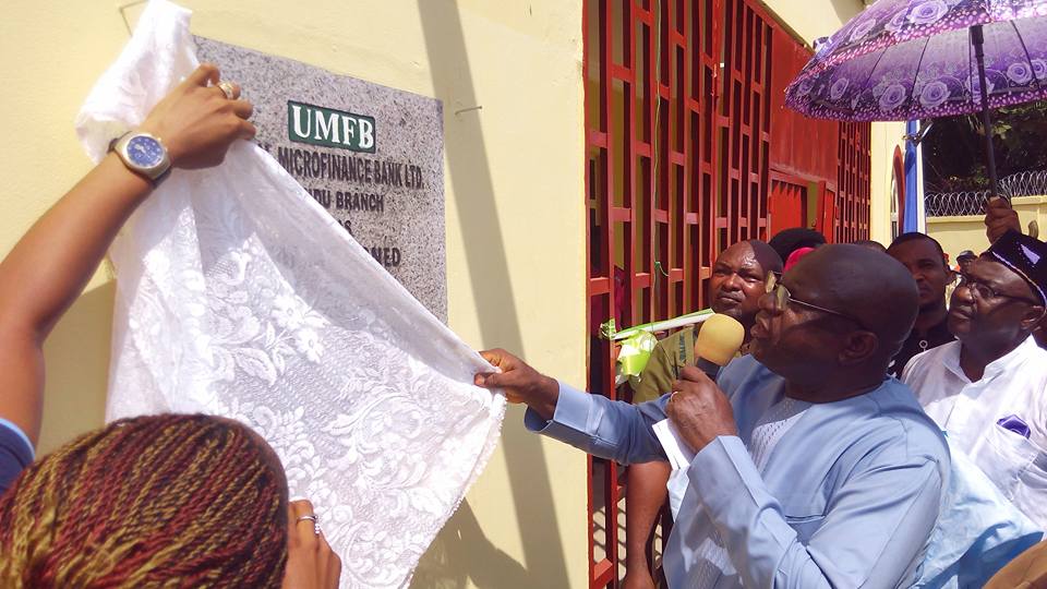Governor Ayade,represented by his aide, Mar Obi unveiling the commissioning plaque, yesterday