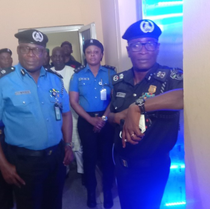 42nd COP in Cross River State, CP Alhassan Aminu (L) and 41st COP, CP Sikiru Akande(R) pose for photographs shortly after Akande handed over the command to Aminu. 11/8/2021 (Credit: Instagram/Sparkling FM)