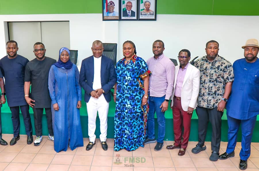 The Minister of Sports Development, Senator John Owan Enoh (4L); the Chairman of the 19th Nigerian Oil and Gas Industry Games, NOGIG, Dr. Ifeyinwa Mojo-Eyes (M); staff of the Ministry and other members of the 19th NOGIG delegation pose for a photograph after a meeting in the Minister's office, 5/4/2024. (Credit:FMSD)