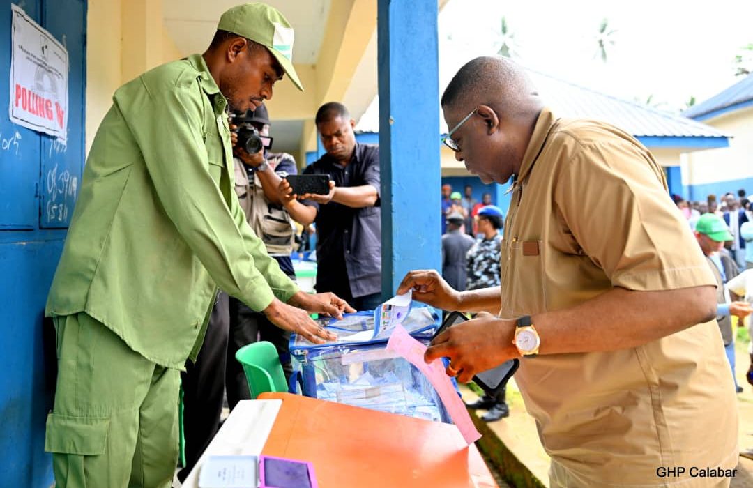 Cross River Governor, Senator Bassey Otu casts his vote at the 2024 Council Polls cleared by his party, the All Progressives Congress on 2/11/2024. (Credit: GHC)