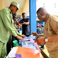 Cross River Governor, Senator Bassey Otu casts his vote at the 2024 Council Polls cleared by his party, the All Progressives Congress on 2/11/2024. (Credit: GHC)